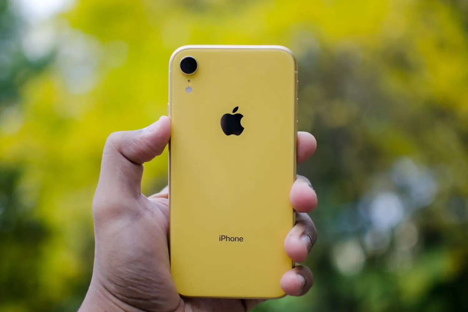 The price of iPhone XR dropped dramatically in mid-July, from only VND 6.9 million, cheaper than the Galaxy A52s
