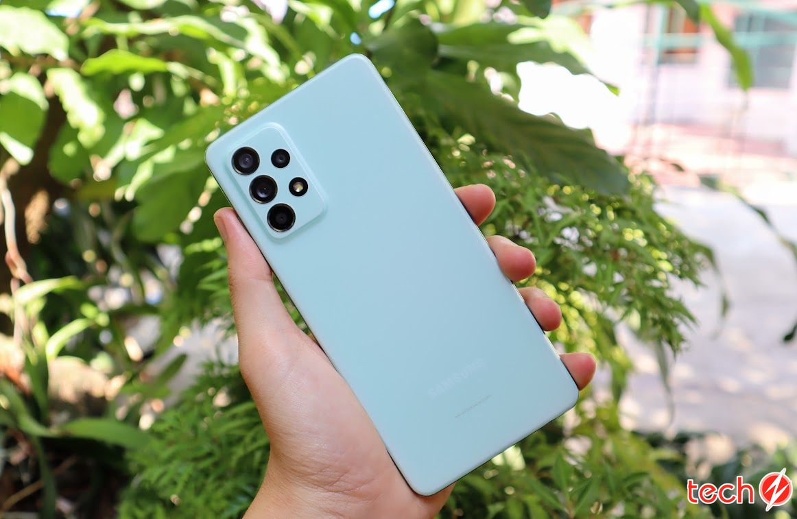 Galaxy A52s price in August 2022: The mid-range king is still very strong, crushing the iPhone 11 but cheaper by a million