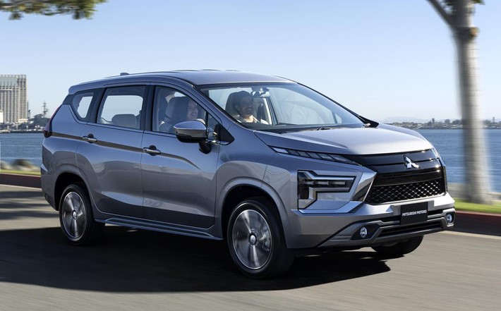 Mitsubishi Xpander 2023 launched for only 442 million VND: Eye-catching design, super top equipment