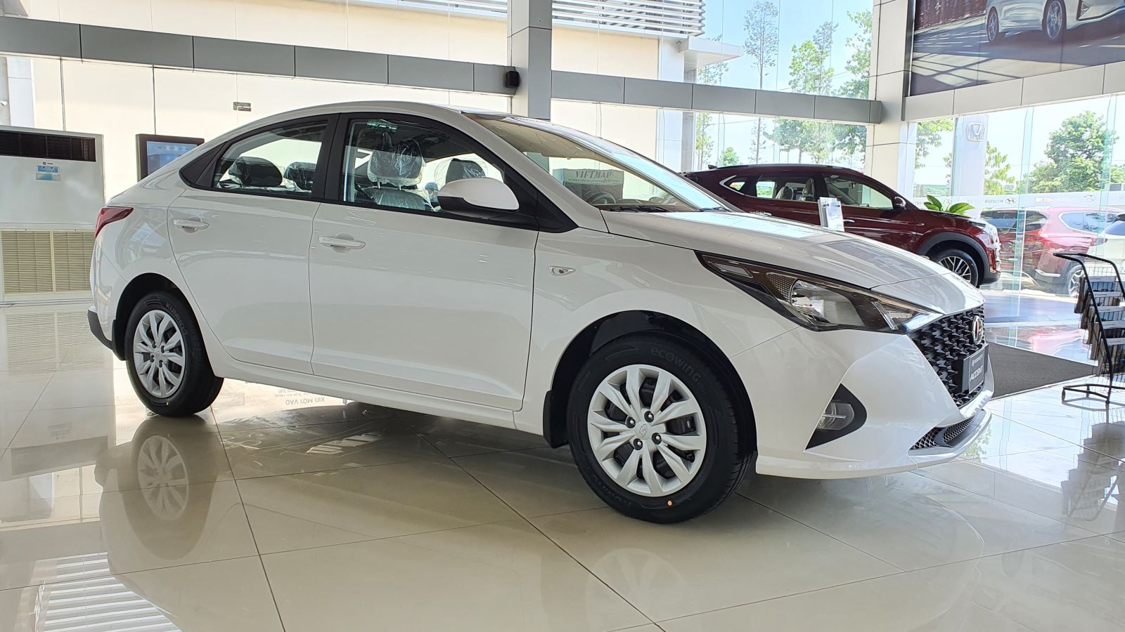 Attractive Hyundai Accent rolling price in October 2022, compared to Toyota Vios