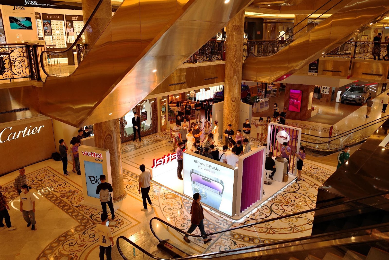 Viettel Store spends 3 days selling iPhone 14 at Trang Tien Plaza