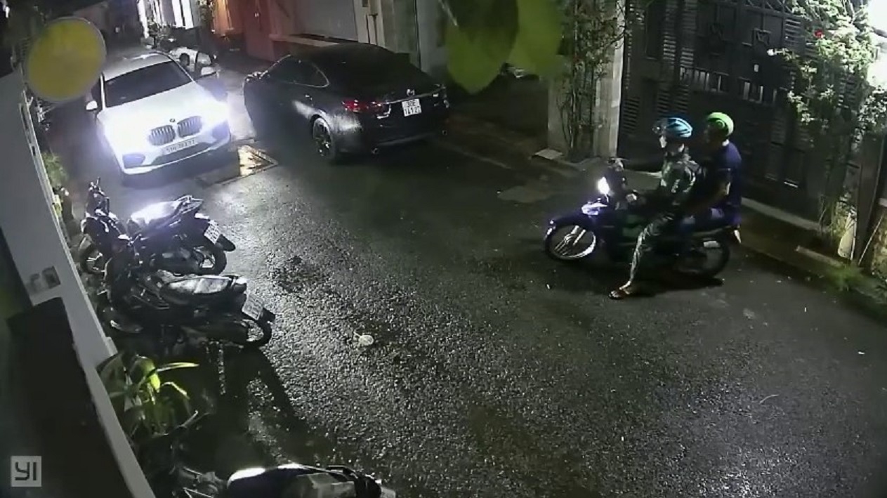 Clip of BMW luxury car owners ‘venting anger’ on motorbikes on the side of the road makes fans angry