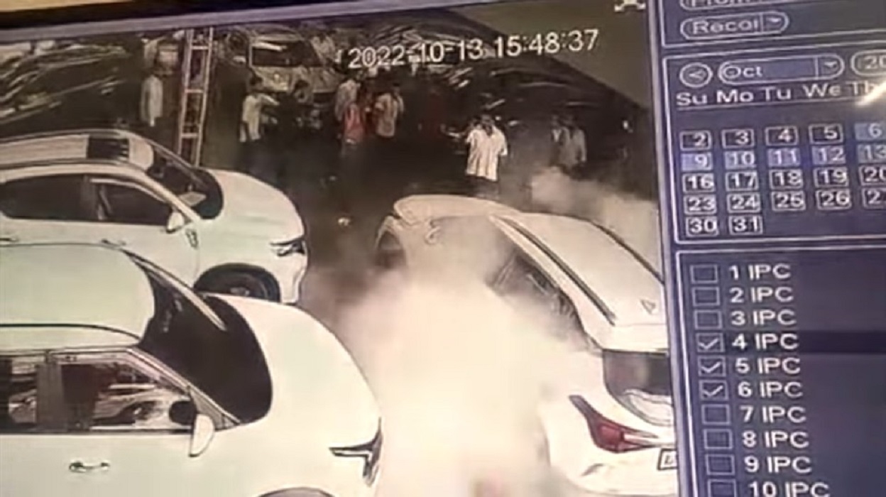 Being denied maintenance, Kia Seltos car owner angrily burned the car at the dealer