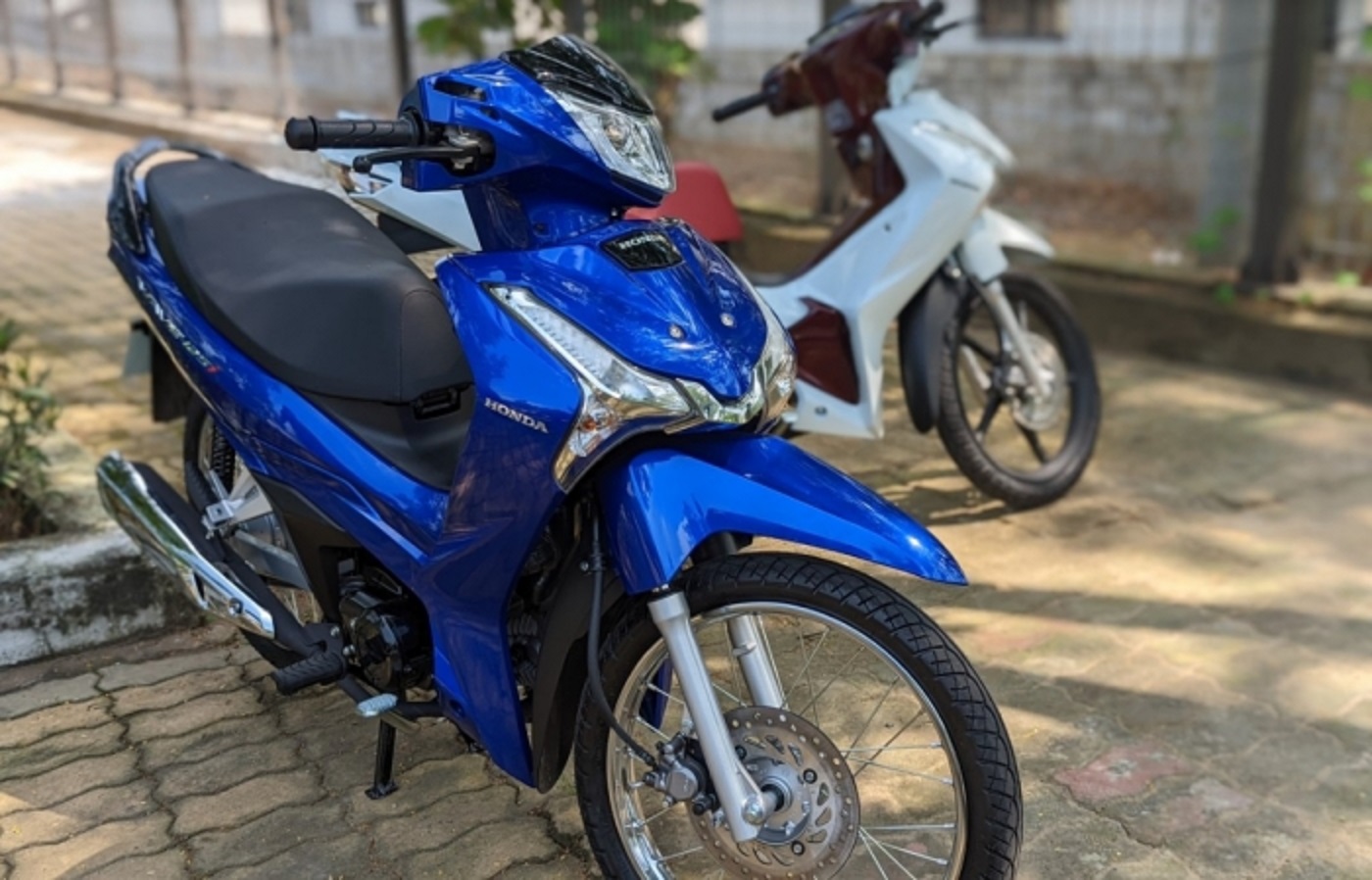 The latest Kia Carens 2022 rolling price;  Honda Wave 125i 2023 to Vietnamese dealers