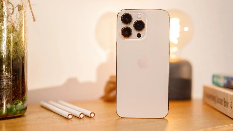 Giá iPhone 13 Pro mới nhất cuối tháng 11, thấp khó tin, rẻ đến mức làm lu mờ Galaxy S22 Ultra
