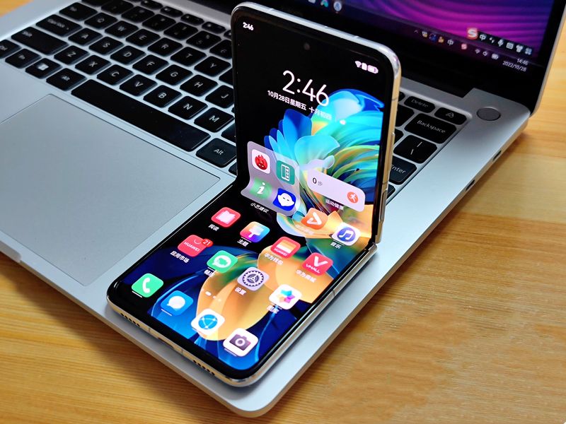 In the hands of Huawei Pocket S, a folding smartphone with the ability to fold up to 400,000 times
