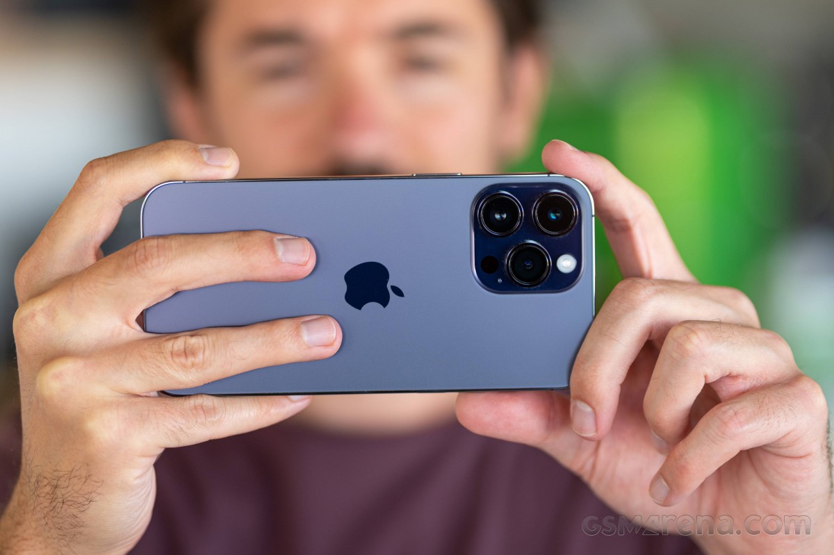 The price of iPhone 14 Pro Max in December dropped dramatically, unbelievably cheap, threatening the Galaxy Z Fold 4