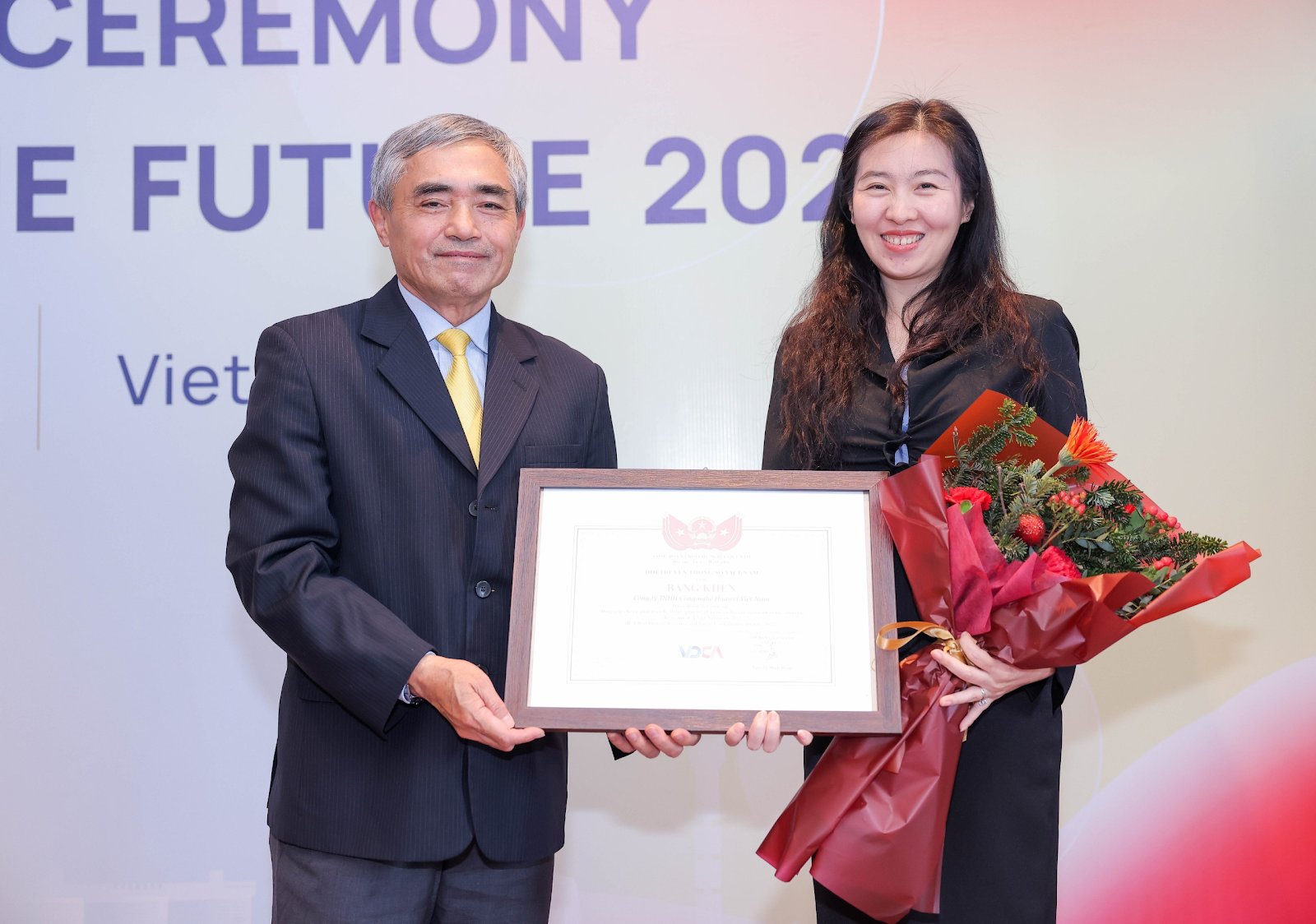 Huawei Vietnam received a certificate of merit from the Digital Communications Association for its efforts to train talents in the ICT industry