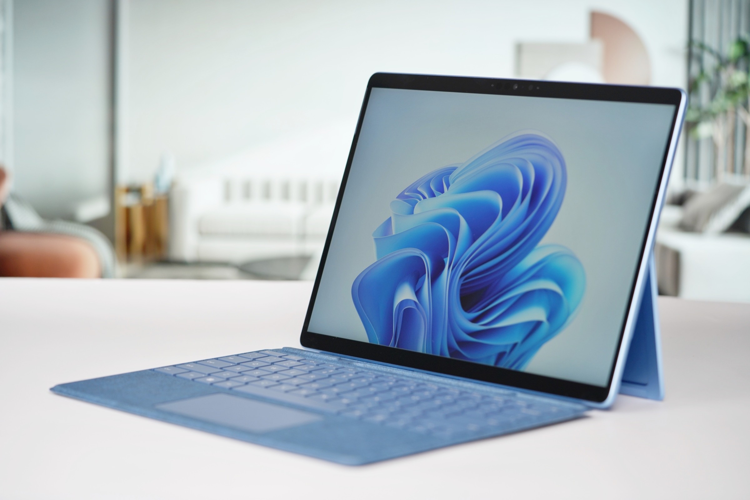 In the hands of Surface Pro 9, eye-catching design, 878g weight, a formidable opponent of Macbook Air M2