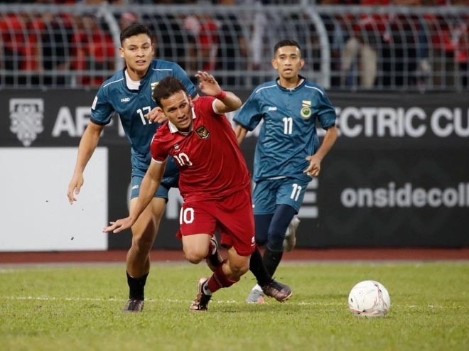 Ngôi sao ĐNÁ 'bật bãi' khỏi châu Âu sau AFF Cup, Quang Hải nhận cảnh báo về tương lai tại Pau FC