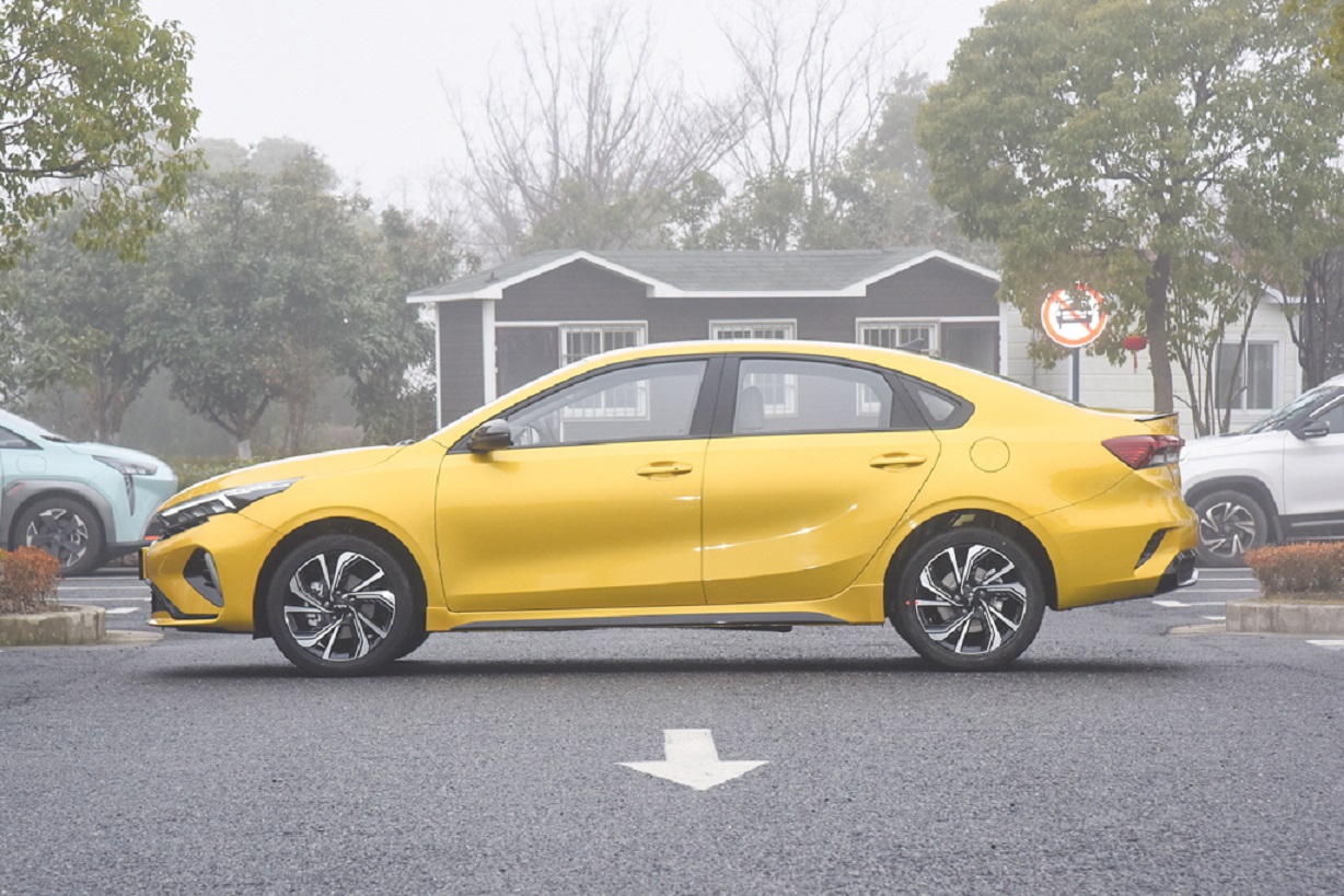 Close-up of the newly launched super cheap version of Kia K3 2023, only 365 million but full of equipment