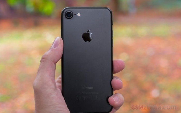 iPhone 7 February 2023 is as cheap as Galaxy A04, is it worth buying for long-term use?