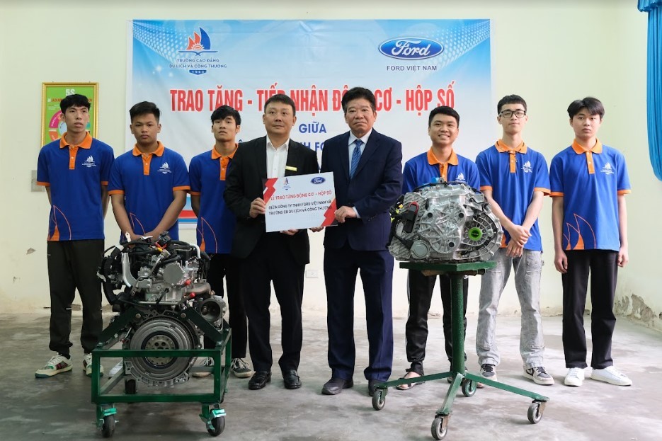Ford Việt Nam đẩy mạnh hoạt động vì cộng đồng: Tặng động cơ, hộp số, xe mới cho các trường kỹ thuật ảnh 2