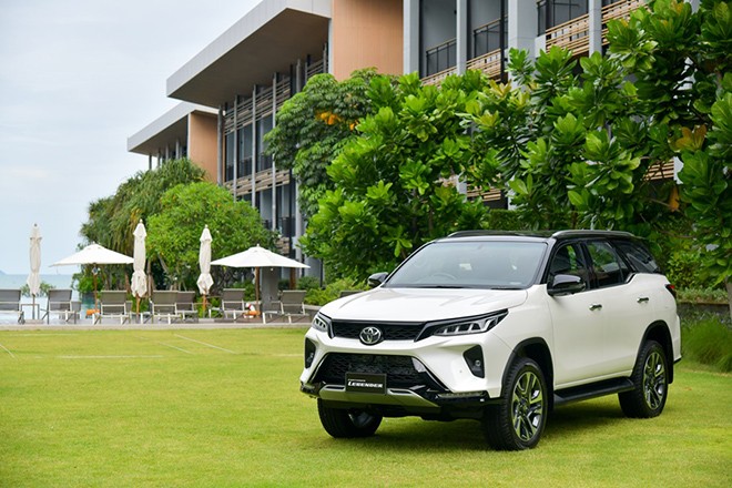 Giá lăn bánh Toyota Fortuner tháng 2/2023: Độ hấp dẫn vượt mặt cả Hyundai Santa Fe và Ford Everest ảnh 2