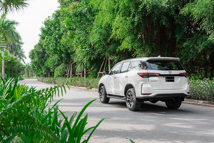 Giá lăn bánh Toyota Fortuner tháng 2/2023: Độ hấp dẫn vượt mặt cả Hyundai Santa Fe và Ford Everest ảnh 3