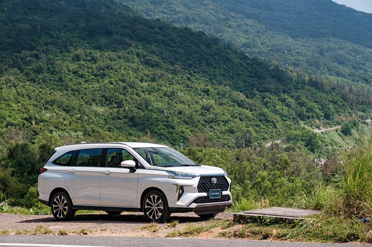 Giá xe Toyota Veloz Cross lăn bánh kèm ưu đãi kép trong tháng 2/2023: Mitsubishi Xpander ‘chạy dài’ ảnh 1