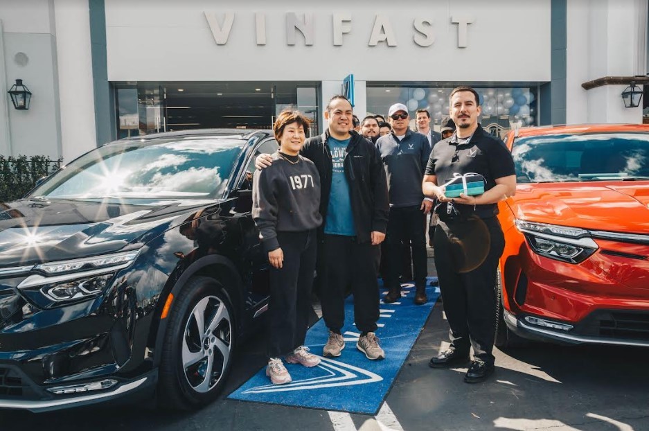 VinFast chính thức bàn giao xe cho khách hàng Mỹ ảnh 2