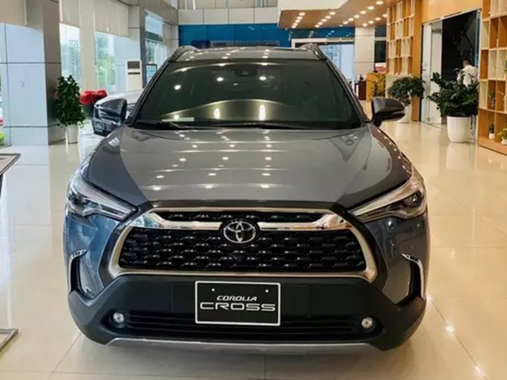 Toyota Corolla Cross giảm giá ‘sập sàn’, tổng ưu đãi tới 80 triệu đồng để thu hút khách Việt