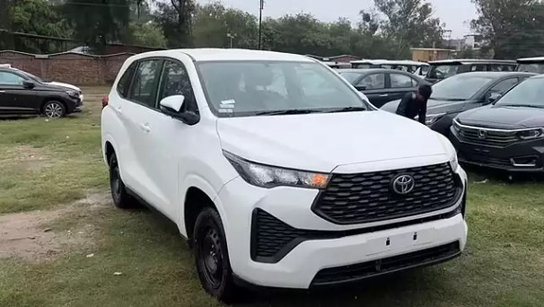 The new Toyota Innova Hycross arrives at the dealer, causing a fever with a cheaper price than Mitsubishi Xpander in Vietnam