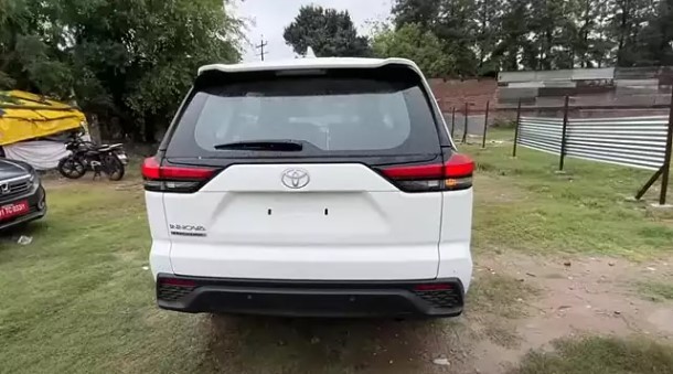 Toyota Innova Hycross mới cập bến đại lý, gây sốt với giá bán rẻ hơn Mitsubishi Xpander tại Việt Nam ảnh 2