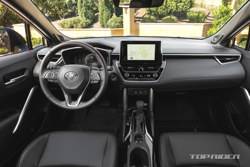 Toyota Corolla Cross Hybrid mở bán với giá 670 triệu, trang bị ấn tượng hơn cả bản chạy xăng