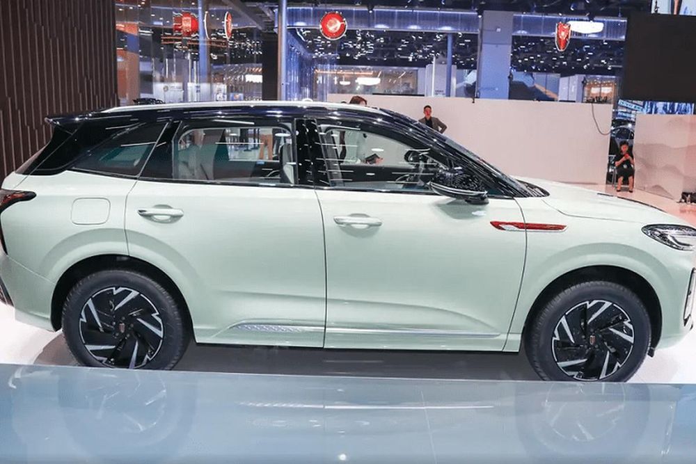 The design overshadows the Honda CR-V, the equipment fascinates Vietnamese customers