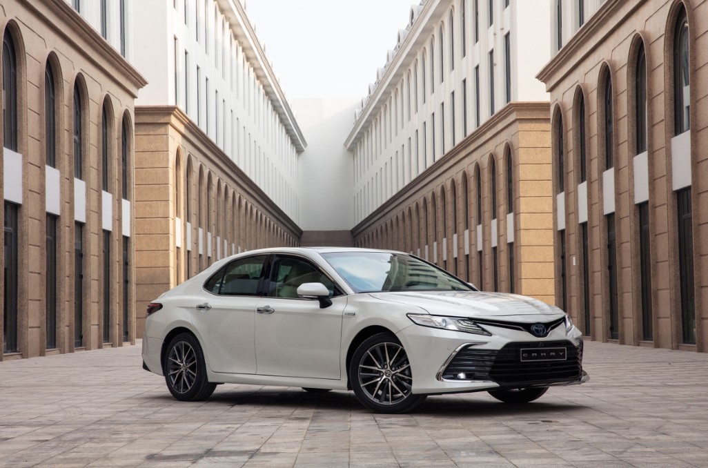 Giá lăn bánh Toyota Camry mới nhất tháng 5/2023 ở mức cực hời, ‘cắt đuôi’ Kia K5 và Mazda6 ảnh 2