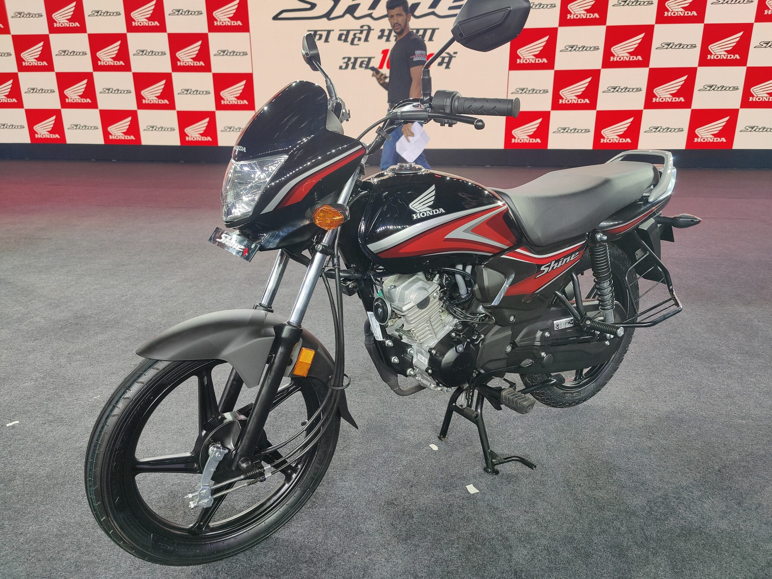 The new Honda clutch model has arrived at the dealer, promising to cause more fever than Honda Winner X thanks to its cheaper price than Wave Alpha