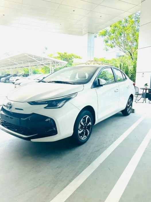 Toyota Vios 2023 đổ bộ đại lý Việt Nam: Thiết kế đẹp không chỗ chê, đủ sức ‘lật đổ’ Hyundai Accent ảnh 4