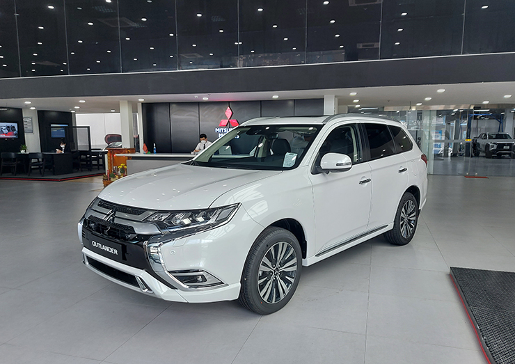Mitsubishi Outlander rolling price in May 2023 with a very hot offer, making Mazda CX-5 ‘sweat’