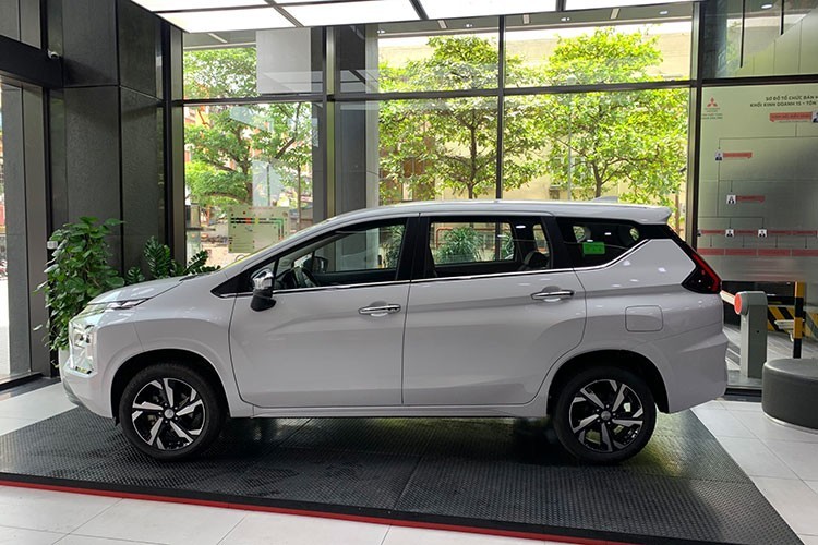 Mitsubishi Xpander AT Premium giảm giá cực sâu hút khách Việt, quyết vùi dập Toyota Veloz Cross ảnh 2