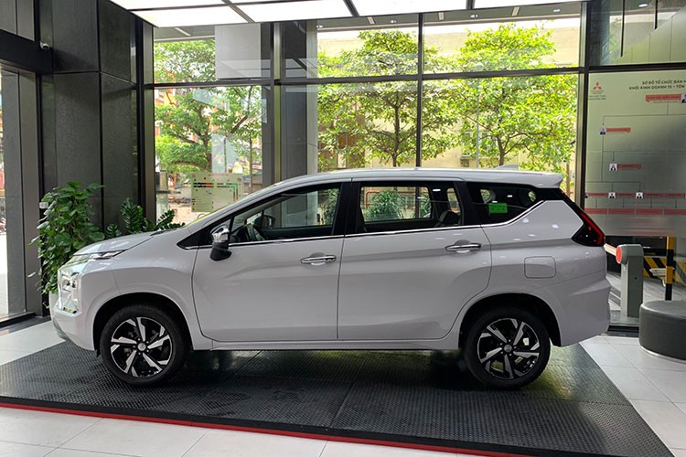 Mitsubishi Xpander AT Premium offers extremely deep discounts to attract Vietnamese customers, determined to beat Toyota Veloz Cross