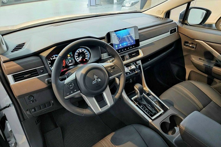 Mitsubishi Xpander AT Premium giảm giá cực sâu hút khách Việt, quyết vùi dập Toyota Veloz Cross ảnh 3