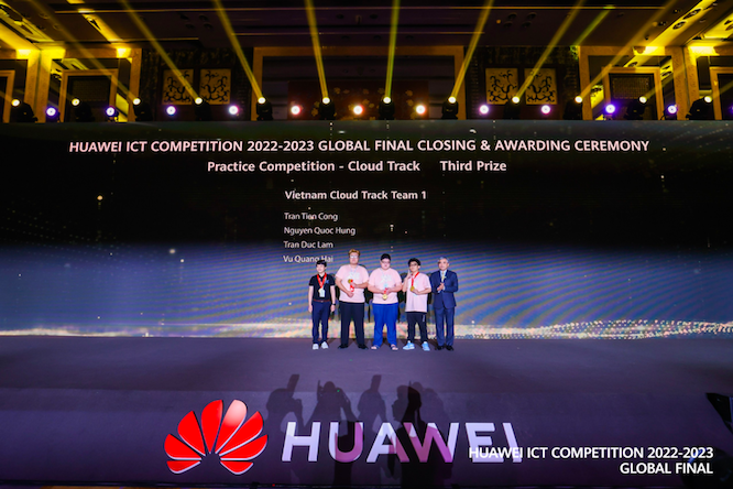 Vietnamese students win third prize in global final of Huawei ICT Competition 2022-2023