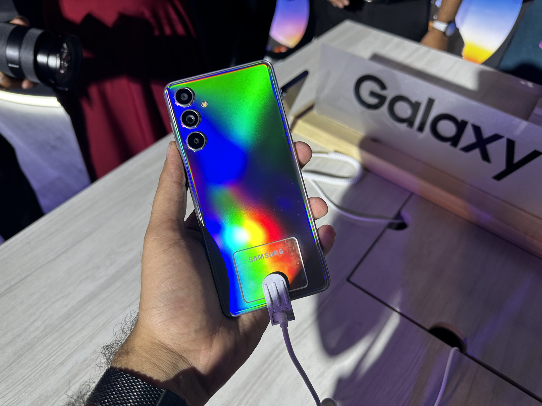 ‘Vua pin trâu giá rẻ’ của Samsung ra mắt, trang bị tốt hơn Galaxy S23 Ultra