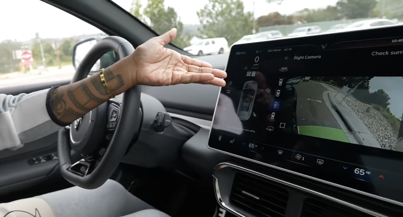 Kênh review công nghệ TechMe0ut: Lái xe VinFast VF 8 là một trải nghiệm thực sự thú vị ảnh 4