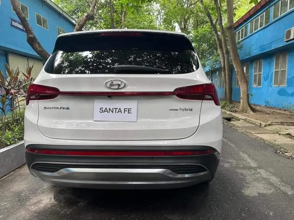 Hyundai Santa Fe hybrid lộ diện trước ngày ra mắt tại Việt Nam, Toyota Fortuner đứng ngồi không yên ảnh 1