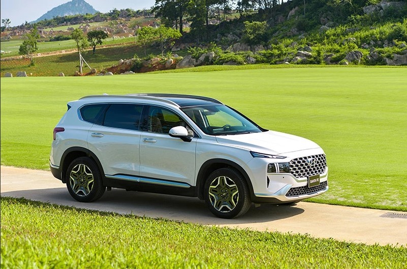 Hyundai Santa Fe hybrid lộ diện trước ngày ra mắt tại Việt Nam, Toyota Fortuner đứng ngồi không yên ảnh 3