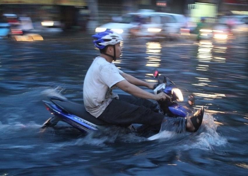 5 bí kíp giúp xe máy 'sống sót' khi đi qua vùng ngập nước