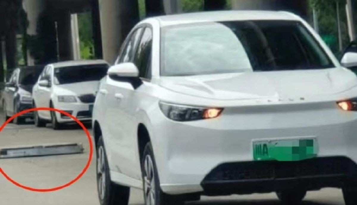 Dân tình 'xôn xao' vì mẫu xe điện Trung Quốc rơi pin khi đang chạy trên đường