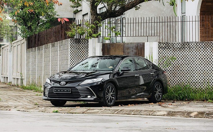 Giá xe Toyota Camry lăn bánh tháng 7/2023: Vẫn là ‘ông trùm’ trong phân khúc sedan hạng D ảnh 1