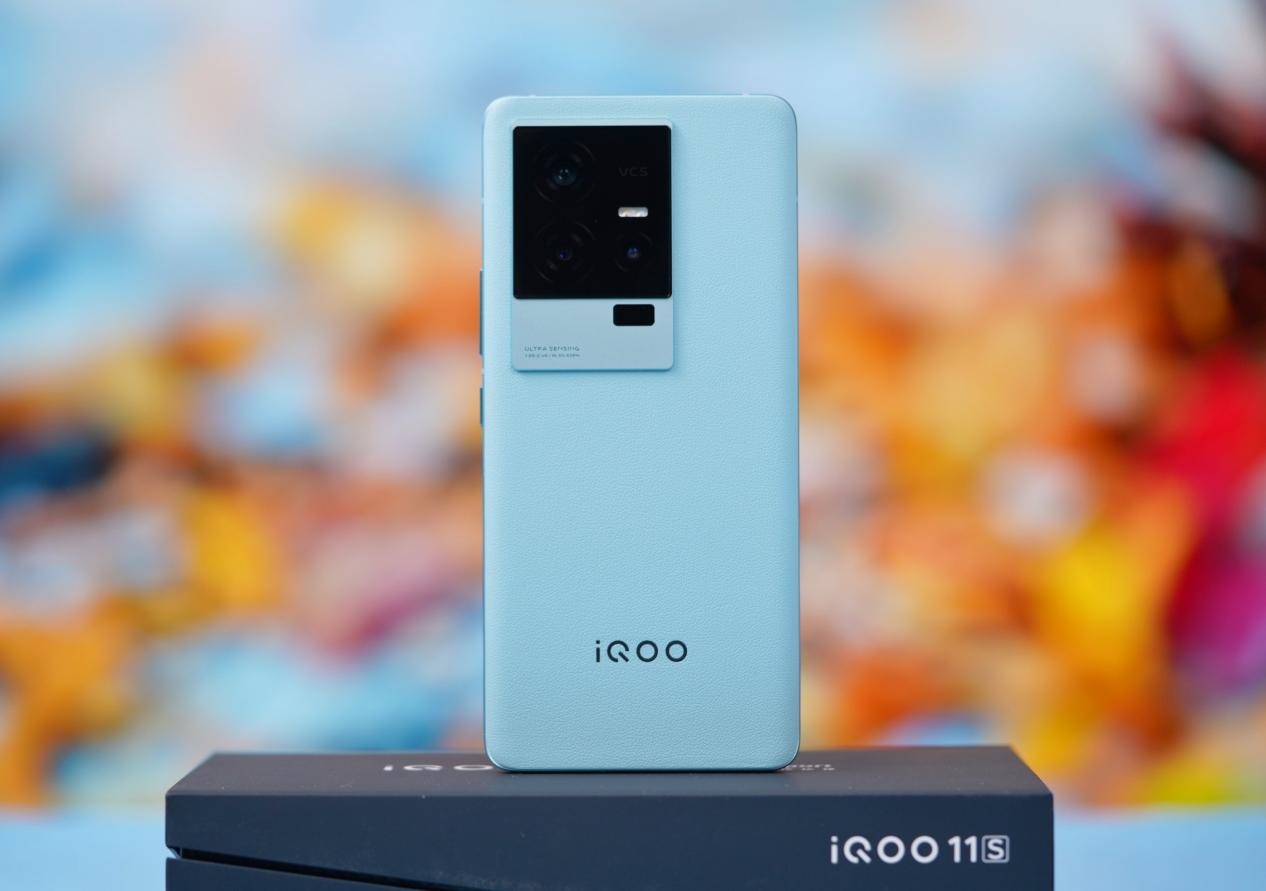 Trên tay iQOO 11S – kẻ hủy diệt Galaxy S23 Ultra với trang bị khủng nhất thế giới, giá siêu rẻ