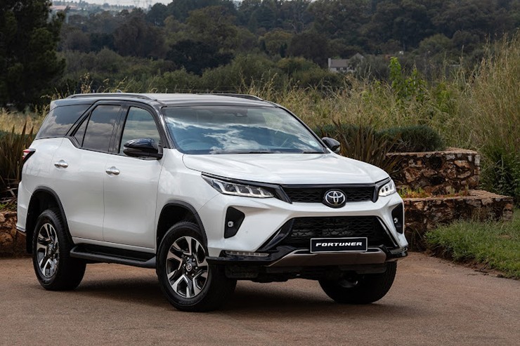 Giá xe Toyota Fortuner lăn bánh tháng 7/2023: Hưởng ưu đãi khủng, nhăm nhe ‘hất cẳng’ Ford Everest ảnh 1