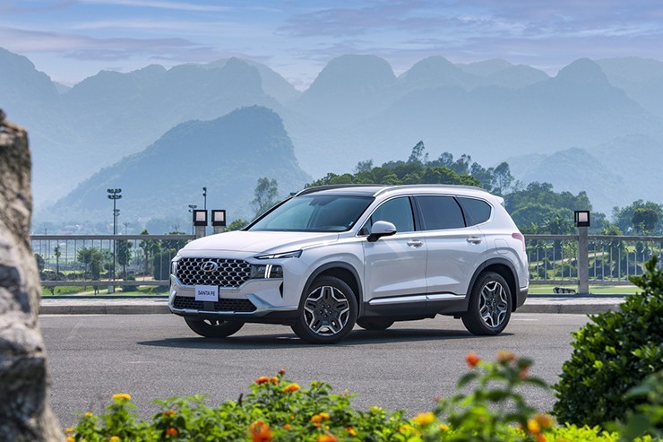 Giá lăn bánh Hyundai Santa Fe tháng 7/2023: Càn quét Ford Everest và Toyota Fortuner nhờ ưu đãi mới ảnh 1