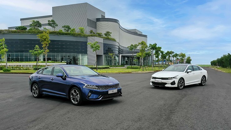 Giá xe Kia K5 lăn bánh tháng 8/2023: Tham vọng đánh bại Toyota Camry nhờ ưu đãi cực khủng ảnh 1