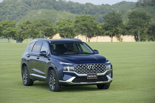 Giá lăn bánh Hyundai Santa Fe tháng 9/2023 kèm ưu đãi khủng, nhăm nhe soán ngôi Ford Everest ảnh 3