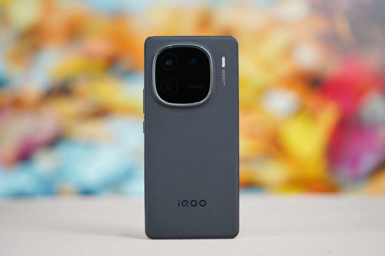 Đập hộp iQOO 12 giá rẻ bằng nửa Galaxy S23 Ultra, trang bị cực mạnh với Snapdragon 8 Gen 3, màn 144Hz, camera 64MP