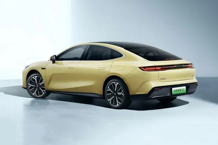 ‘Chiến thần’ sedan lớn hơn Toyota Camry giá 615 triệu đồng ra mắt: Thiết kế đẹp mắt, nhiều công nghệ ảnh 3