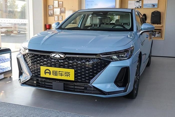 ‘Hoàng đế’ sedan cỡ D giá 422 triệu đồng đẹp mê ly: Đối thủ Toyota Camry, rẻ như Hyundai Grand i10 ảnh 1