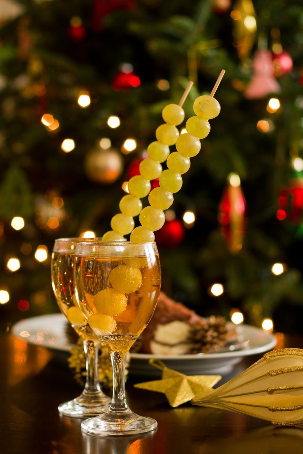 twelve-grapes-new-years-eve-superstition-1571689300-1704030060.jpg